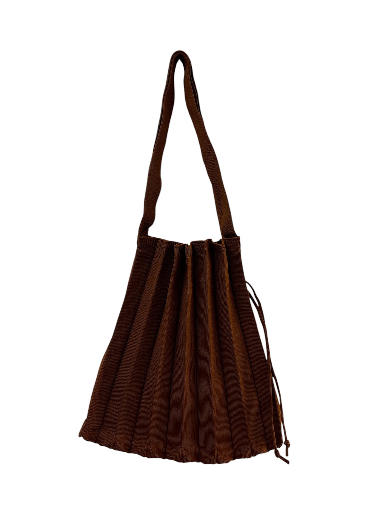 Abanica Tote in warm brown, featuring pleating detail, arm straps, and spacious interior. Perfect for city life and personalized styling.