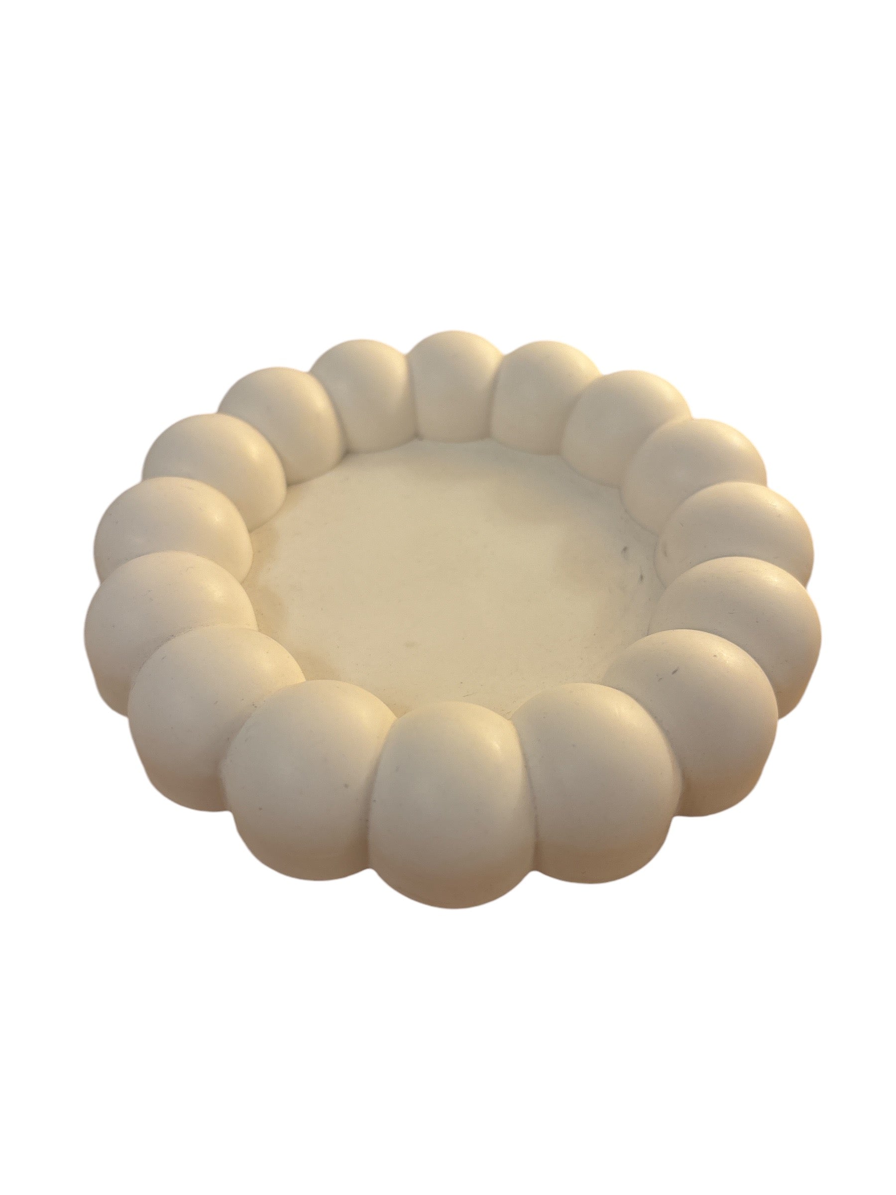 Cloud Tray by Lunamière Studio, handcrafted from eco-friendly jesmonite, perfect for candles, jewelry, or keys, with a 12.5 cm diameter.