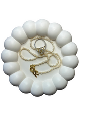 Cloud Tray by Lunamière Studio, handcrafted from eco-friendly jesmonite, perfect for candles, jewelry, or keys, with a 12.5 cm diameter.