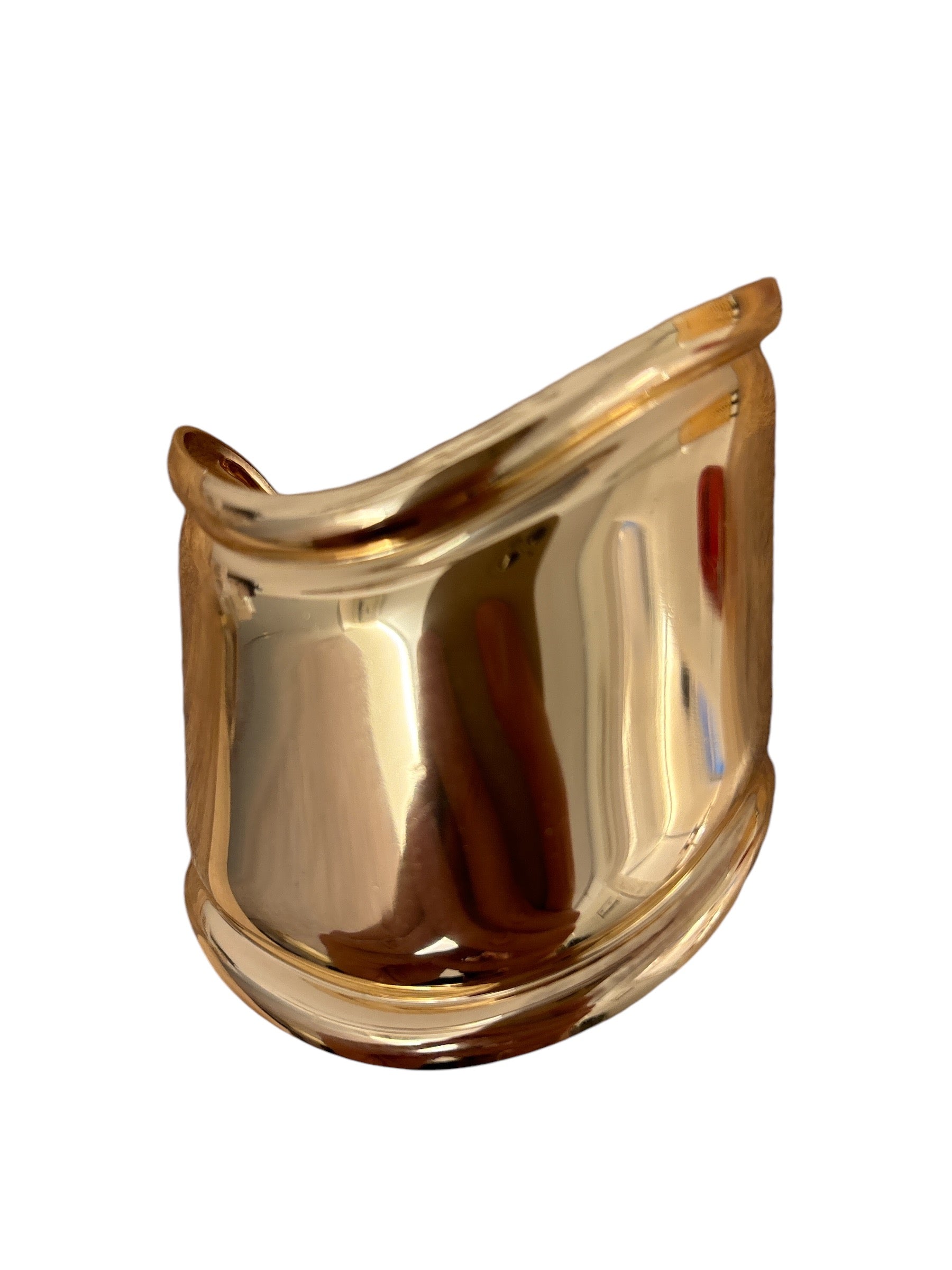 Simple Cuff in gold, crafted from lightweight alloy, featuring smooth lines and modern elegance for a refined look.