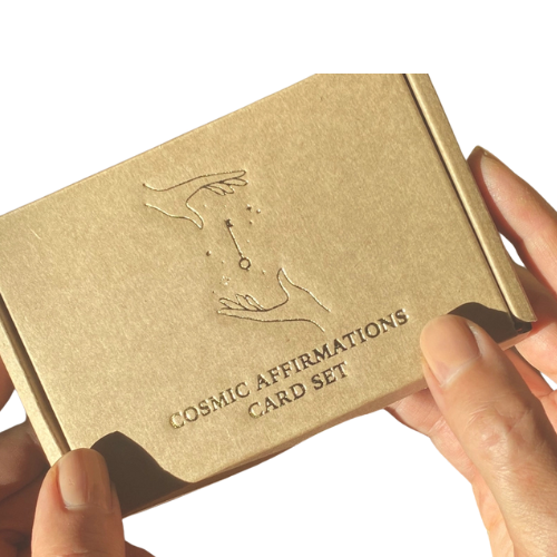 Set of 17 natural paper cards in a gold-embossed kraft box, designed for daily reflection and inspiration.